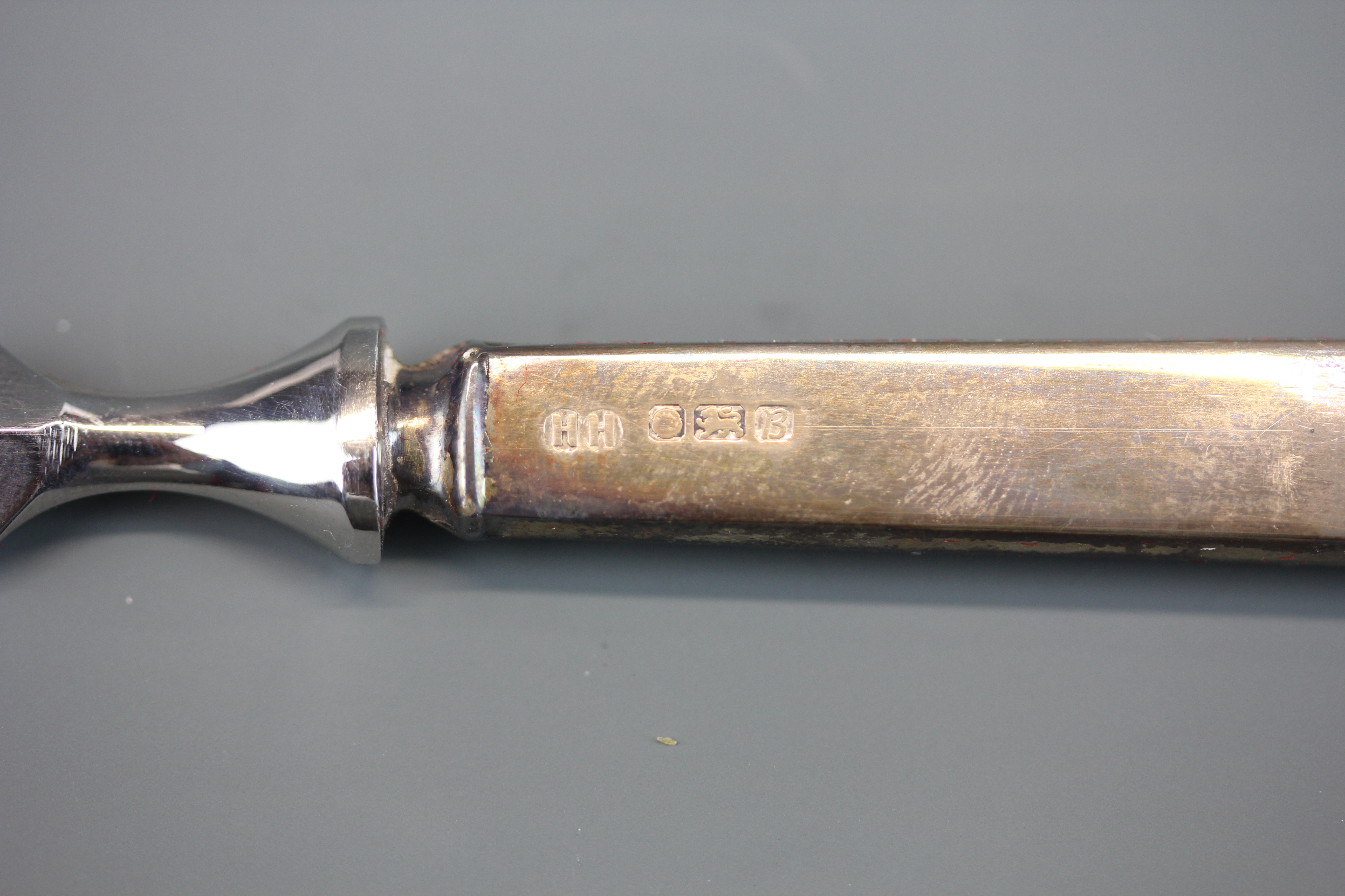 A cased hallmarked silver christening set together with a hallmarked silver handled paper knife. - Bild 5 aus 5