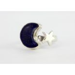 A 925 silver adjustable ring set with lapis lazuli.