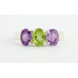 A 925 silver ring set with oval cut peridot and amethyst, (R).