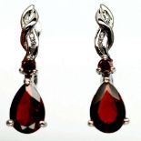 A pair of 925 silver drop earrings set with pear cut garnets, L. 2.5cm.