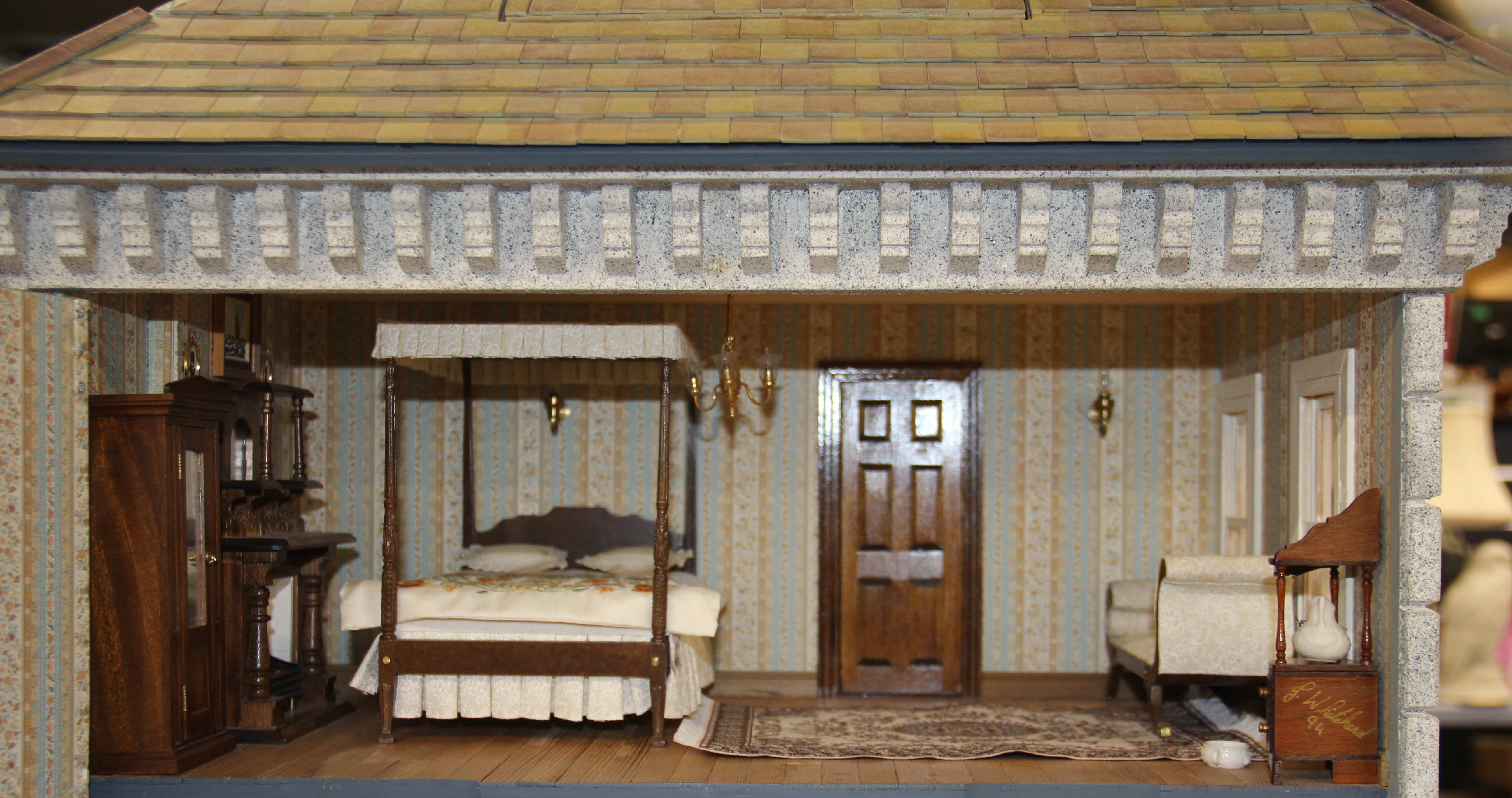 A high quality dolls house with interchangeable entrance and contents. 115 x 85 x 79cm (with large - Image 2 of 12