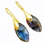 A pair of 925 silver gilt drop earrings set with labradorite, L. 4cm.