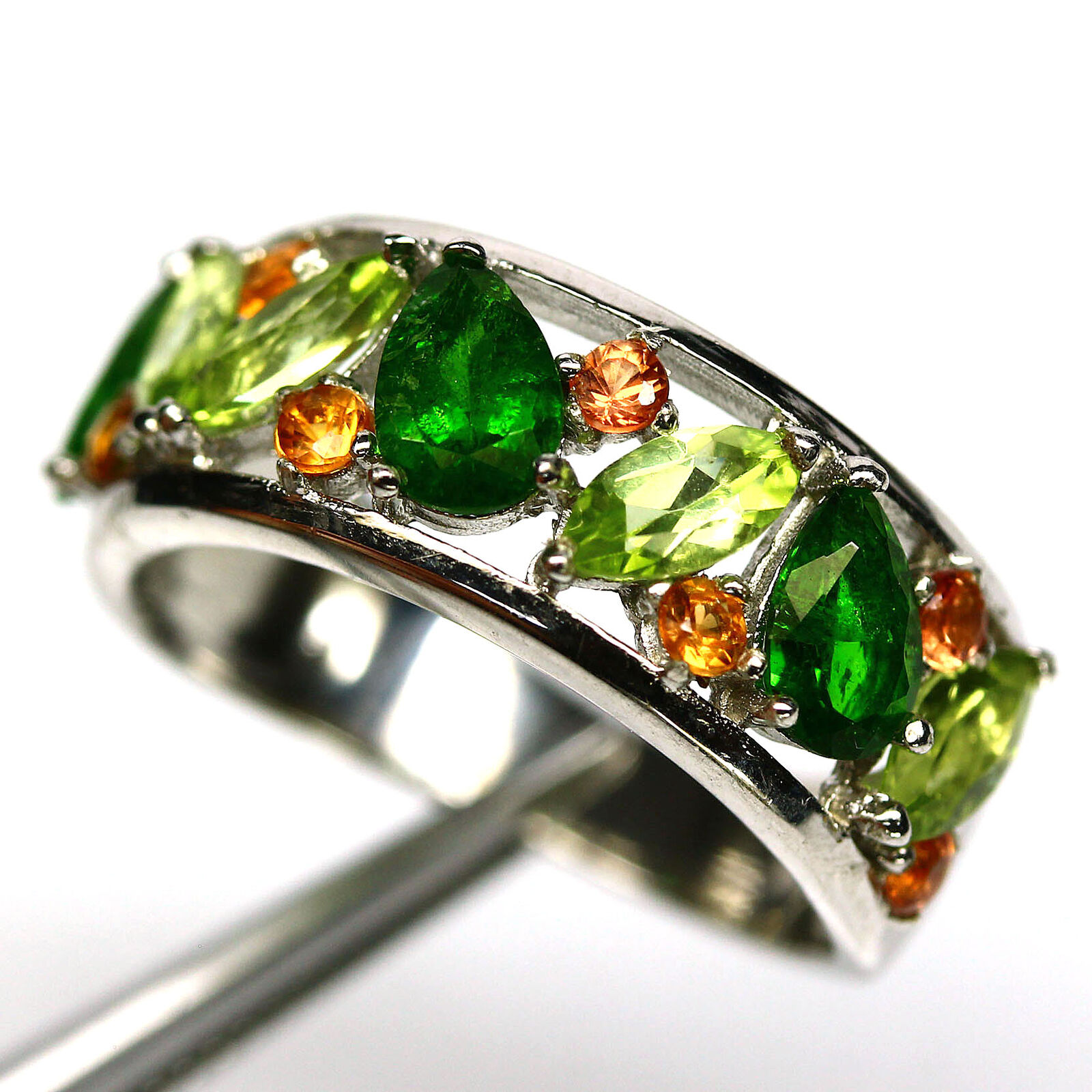 A matching 925 silver ring set with peridots, chrome diopsides and citrines, (O).