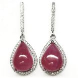 A pair of 925 silver drop earrings set with large pear cabochon cut rubies, L. 3.5cm.