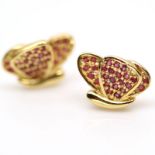 A pair of 925 silver gilt stud earrings set with rubies, L. 1.2cm