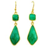 A pair of 925 silver gilt drop earrings set with faceted emeralds, L. 4.5cm.