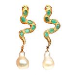 A pair of 925 silver gilt drop earrings set with oval cut emeralds and baroque pearls, L. 6.5cm.