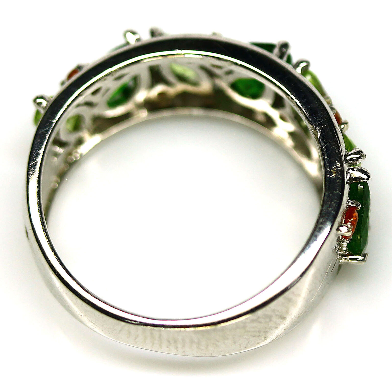 A matching 925 silver ring set with peridots, chrome diopsides and citrines, (O). - Image 2 of 2