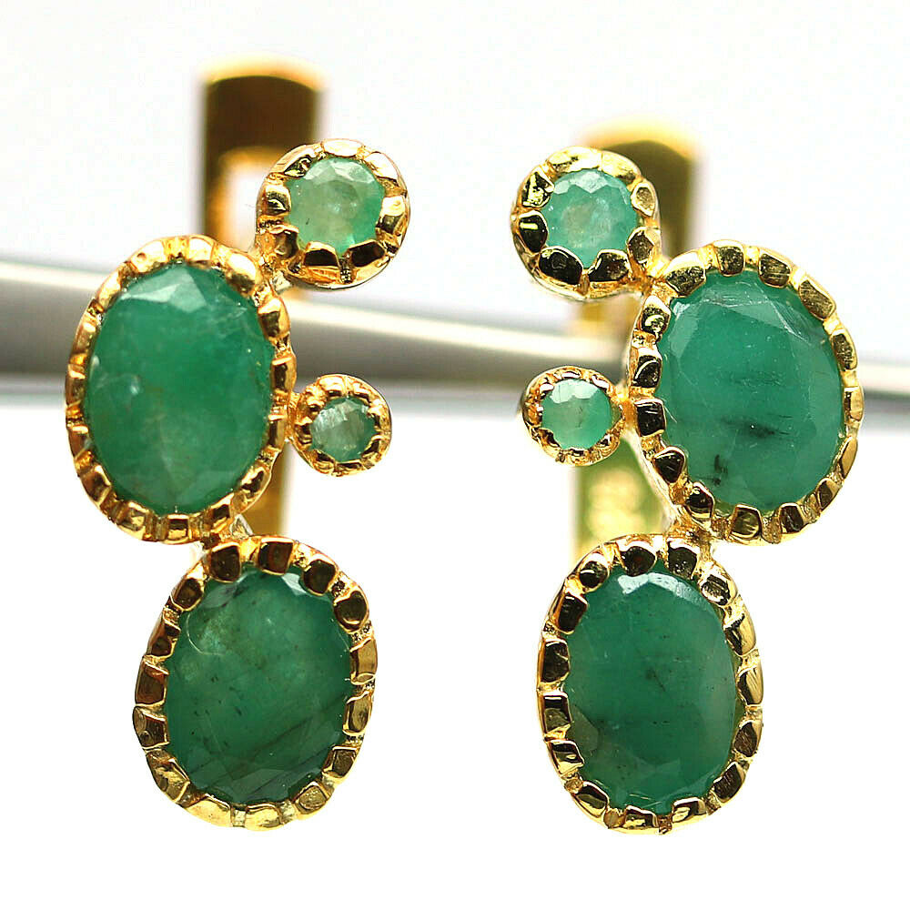 A pair of 925 silver gilt earrings set with emeralds, L. 2cm.