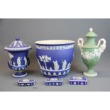 A large jardinière together with four other blue items and a green Wedgwood urn (cover A/F).
