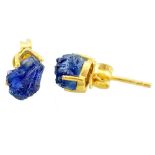 A pair of 925 silver gilt stud earrings set with rough sapphires, L. 0.7cm.