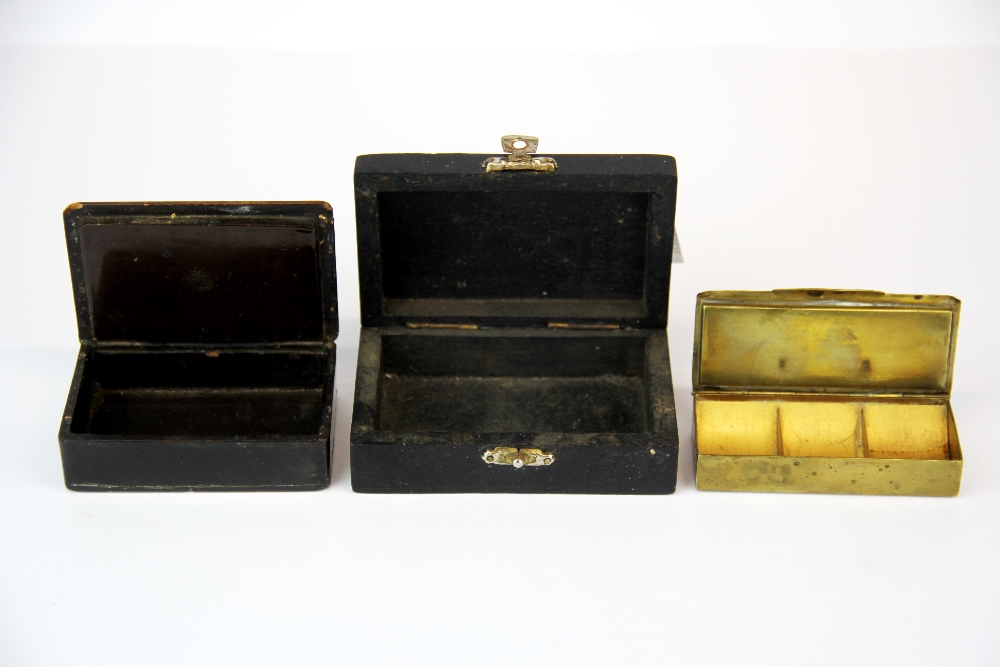 A brass stamp box together with a papier mache snuff box and a carved ebony box. - Bild 3 aus 3