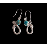 A pair of 925 silver snake shaped drop earrings set with turquoise, L. 4cm.