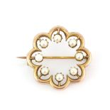 A 9ct yellow gold brooch set with a cultured pearls, L. 2.5cm.