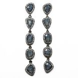 A pair of 925 silver stone set drop earrings, L. 6cm.