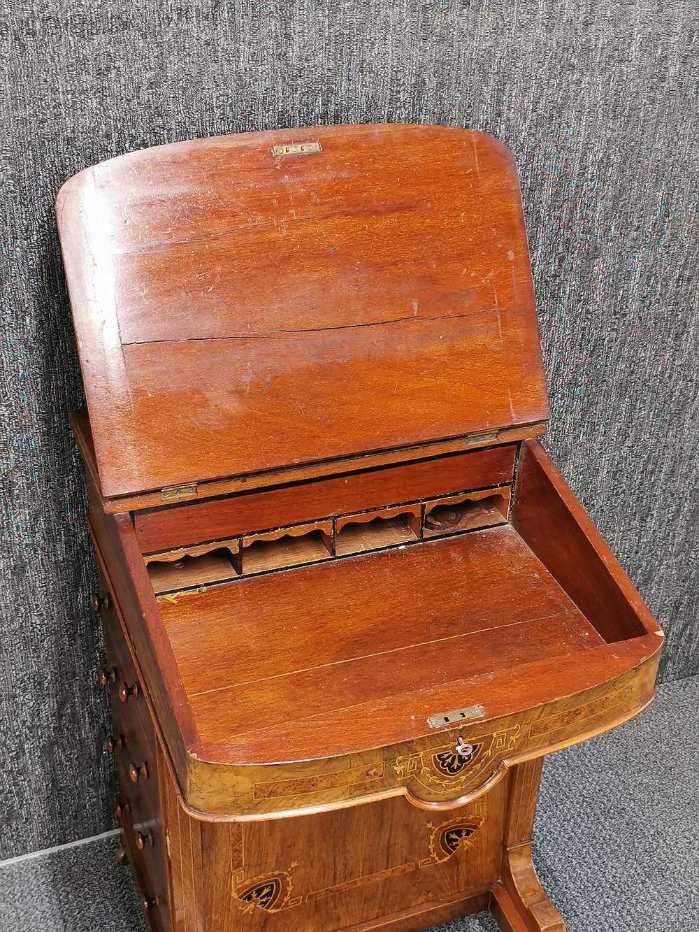 A lovely 19th century inlaid walnut veneered davenport desk, H. 85cm, W. 53cm. - Image 3 of 3