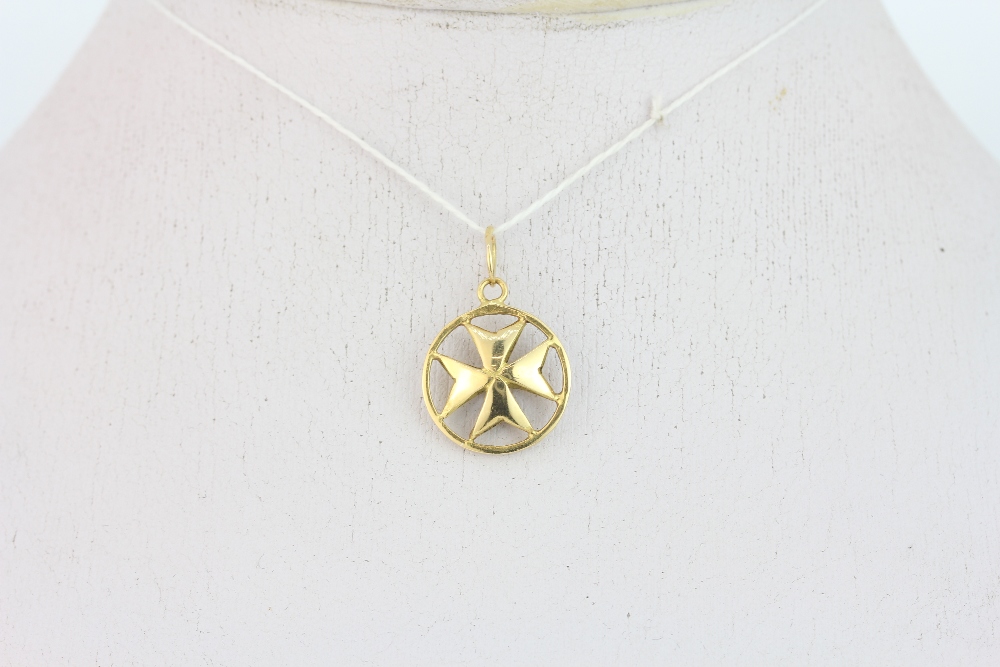 A 9ct yellow gold Maltese cross pendant, L. 2cm, together with a 9ct yellow gold chain (A/F). - Image 2 of 2