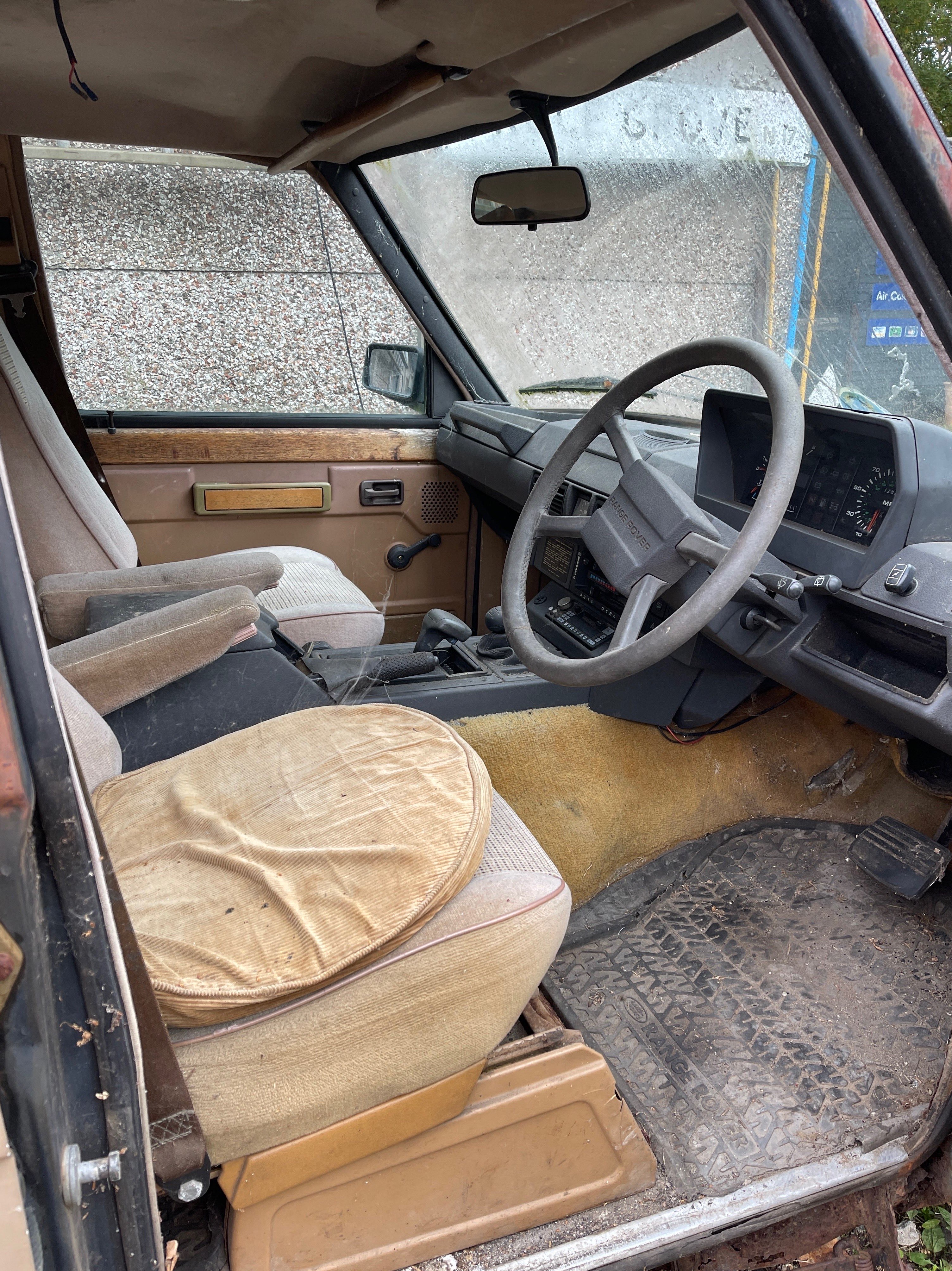 A vintage 2.5 diesel Range Rover with 129,200 miles on the clock. - Image 3 of 3