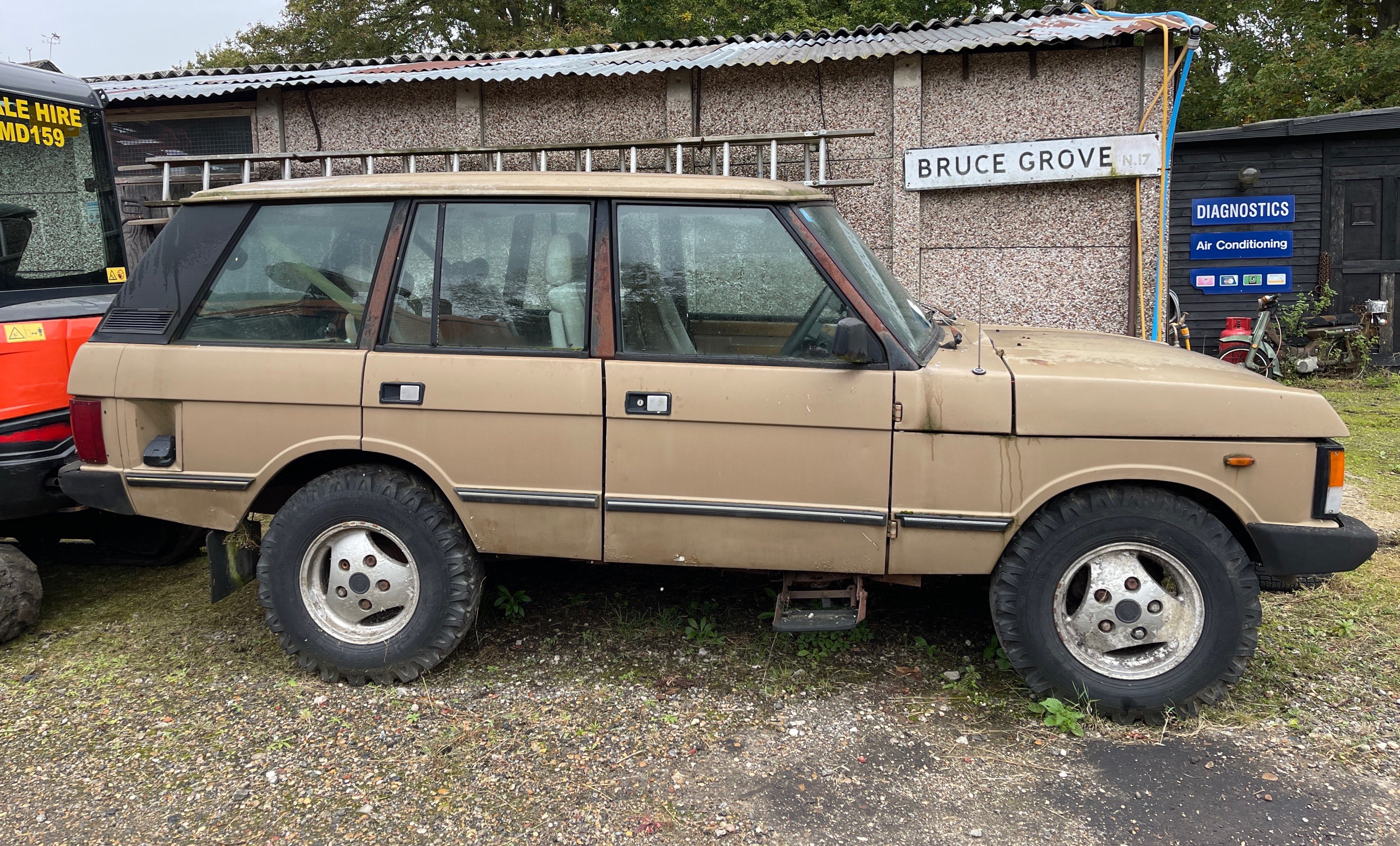 A vintage 2.5 diesel Range Rover with 129,200 miles on the clock. - Image 2 of 3