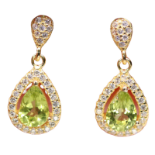 A pair of 925 silver gilt drop earrings set with pear cut peridots and white stones, L. 2cm.