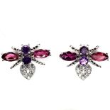 A pair of 925 silver earrings set with amethysts and rodolite garnets, L. 2cm.