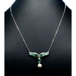 A 925 silver necklace set with emeralds, a pearl and white stones, L. 3cm.