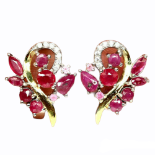 A pair of 925 silver gilt earrings set with rubies, L. 2cm.