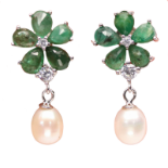 A pair of 925 silver drop earrings set with oval cut emeralds and pearls, L. 2.5cm.