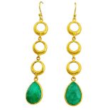 A pair of 925 silver drop earrings set with faceted emeralds, L. 7.2cm.