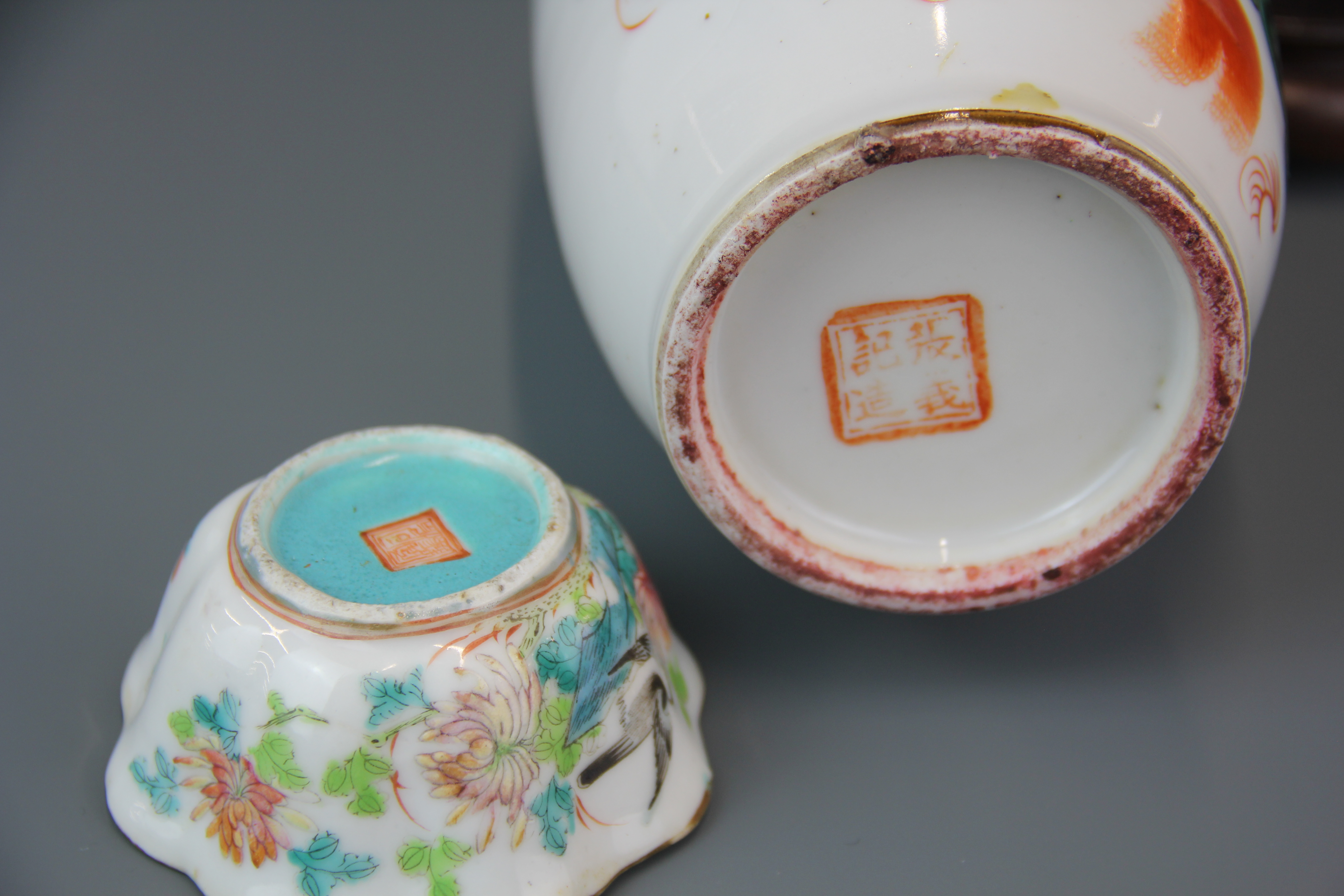 A group of five 19th/ early 20th century porcelain items, vase H. 25cm. - Image 3 of 4