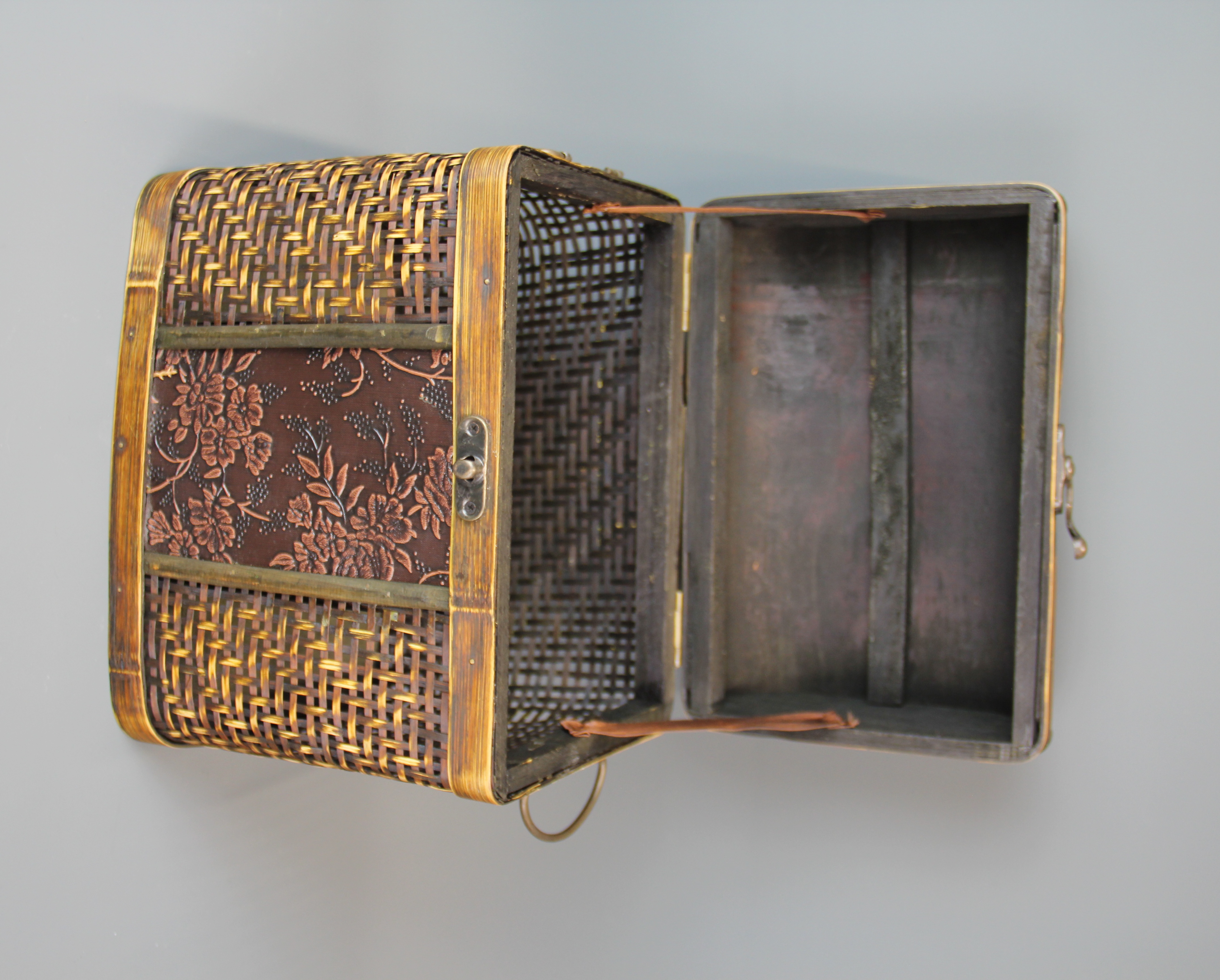 An oriental bamboo basket, H. 24cm. - Image 2 of 2