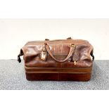 A vintage leather travel bag, 33 x 56 x 30cm.