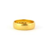 A hallmarked 22ct yellow gold wedding band, (M). Approx. 4.7gr.