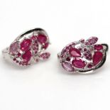 A pair of 925 silver earrings set with rubies and pink stones, L. 2cm.