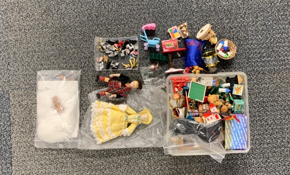 A large quantity of dolls house items, mainly toys. - Bild 3 aus 3