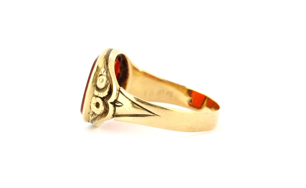 A gentleman's yellow metal (tested minimum 9ct gold) signet ring set with carnelian, (Y). - Bild 2 aus 2