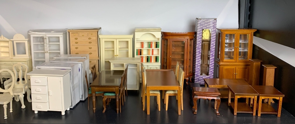 A large quantity of wooden dolls house living room furniture items. - Bild 3 aus 3