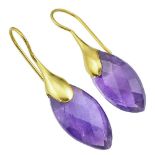 A pair of 925 silver gilt drop earrings set with amethysts, L. 3cm.