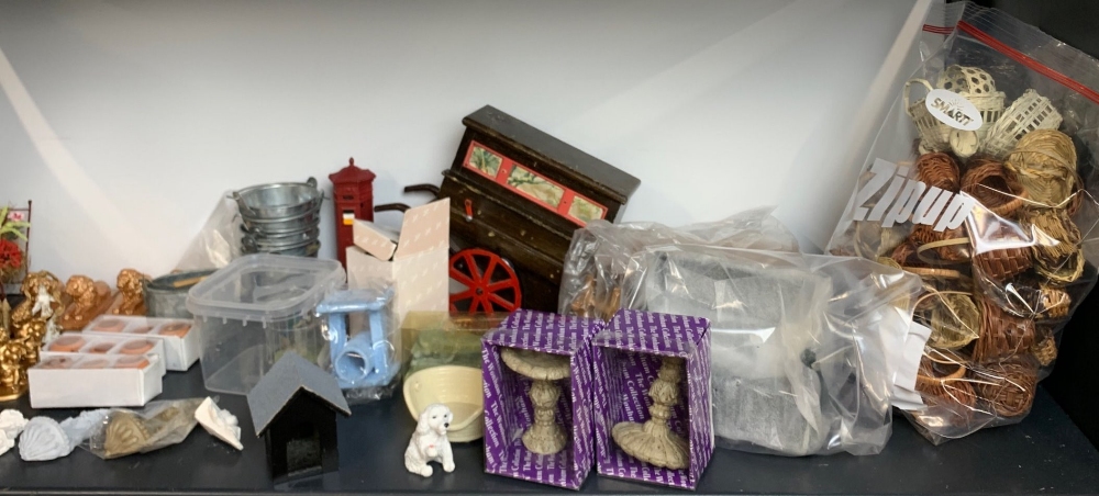 A large quantity of outdoor dolls house decoration items, including sculptures, trees, building - Bild 5 aus 5