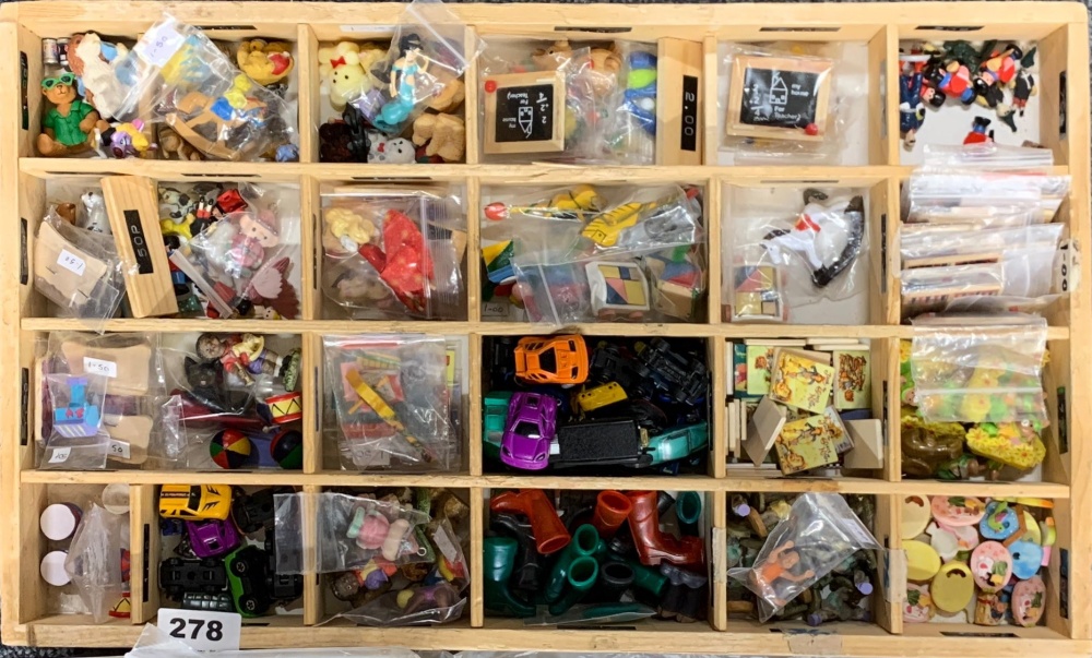 A large quantity of dolls house items, mainly toys. - Bild 2 aus 3
