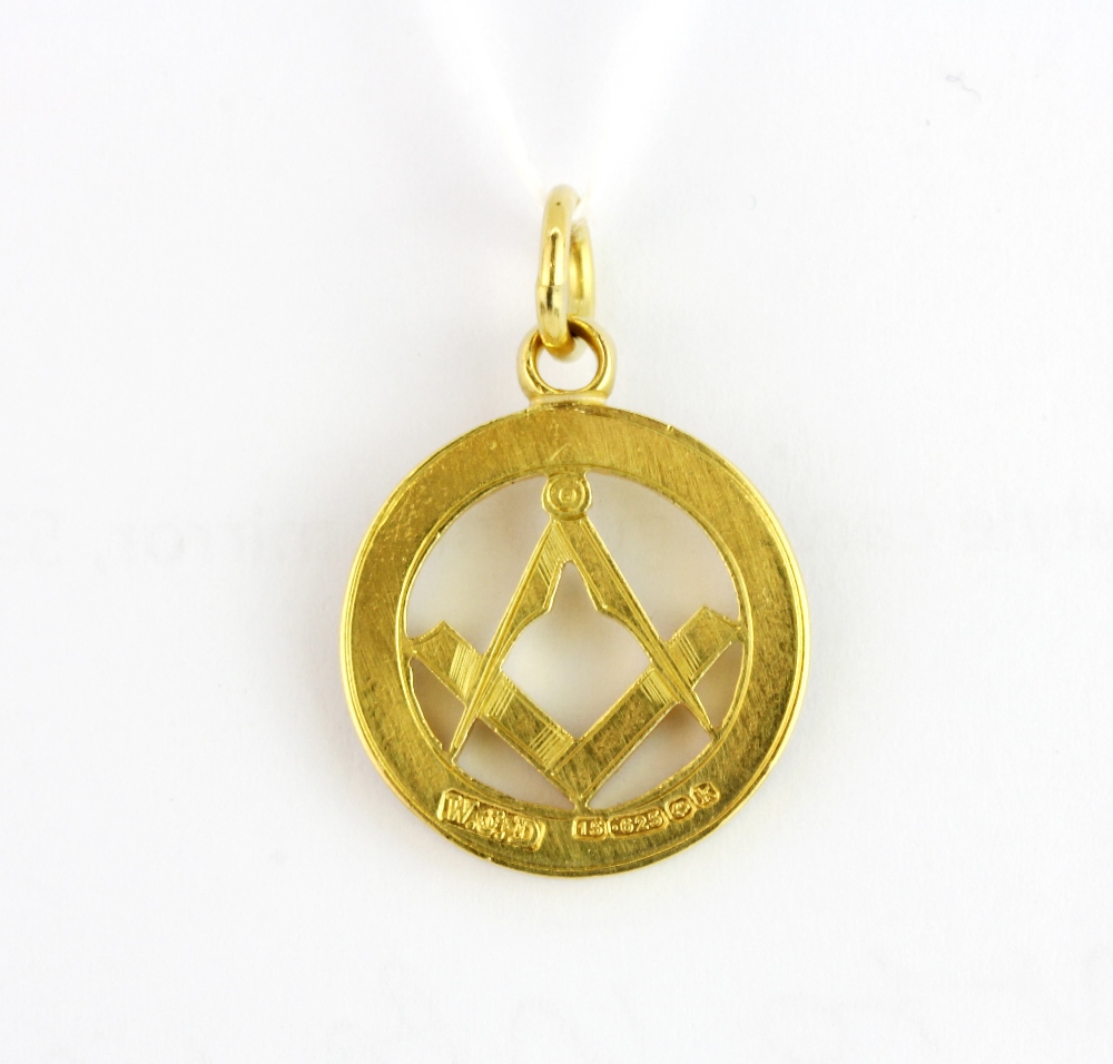 A hallmarked 15ct yellow gold Masonic pendant, L. 3cm. Approx. 6.4gr. - Image 2 of 2