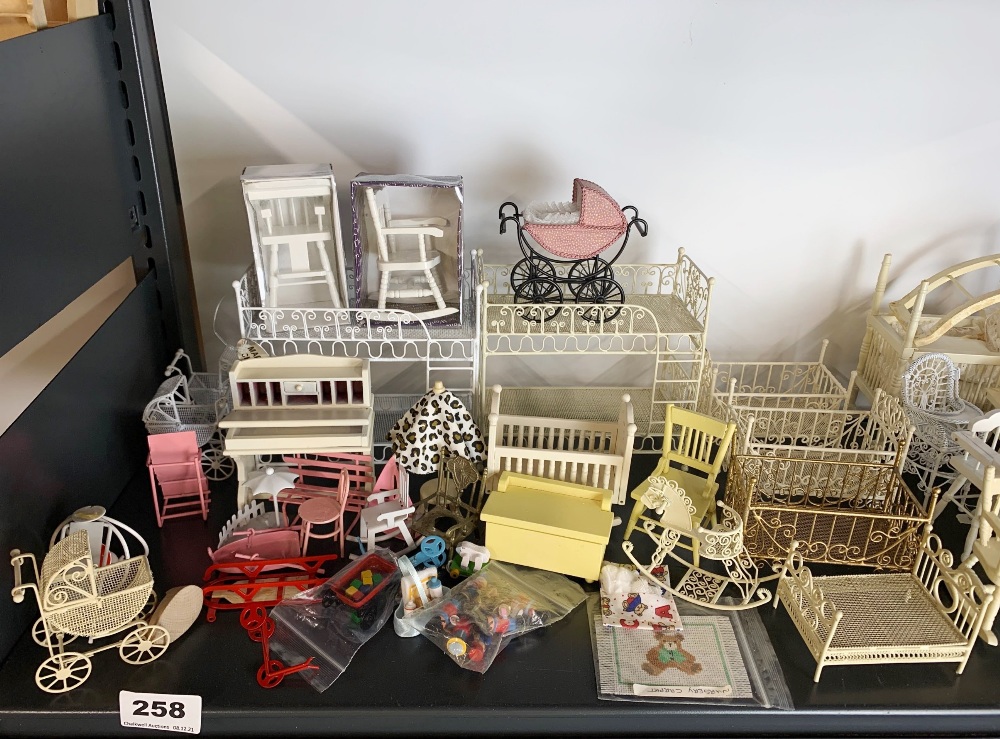 A large quantity of dolls house nursery and children items, including some painted metal and wood - Bild 2 aus 3