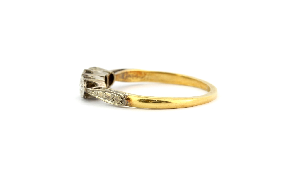 An 18ct yellow gold and platinum ring set with three old cut diamonds, (O). - Bild 2 aus 2