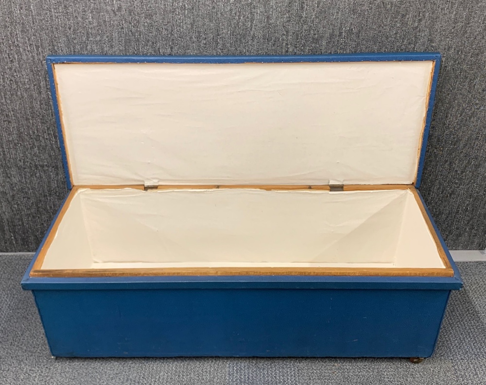 An upholstered pine linen box, 124 x 47 x 45cm. - Bild 2 aus 2
