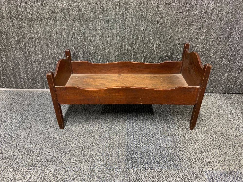 A Victorian mahogany dolls bed, 62 x 29 x 32cm.