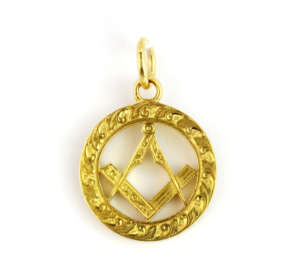 A hallmarked 15ct yellow gold Masonic pendant, L. 3cm. Approx. 6.4gr.