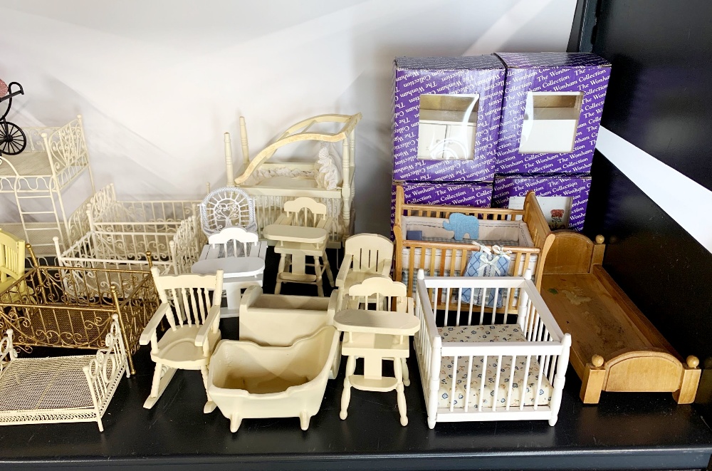 A large quantity of dolls house nursery and children items, including some painted metal and wood - Bild 3 aus 3