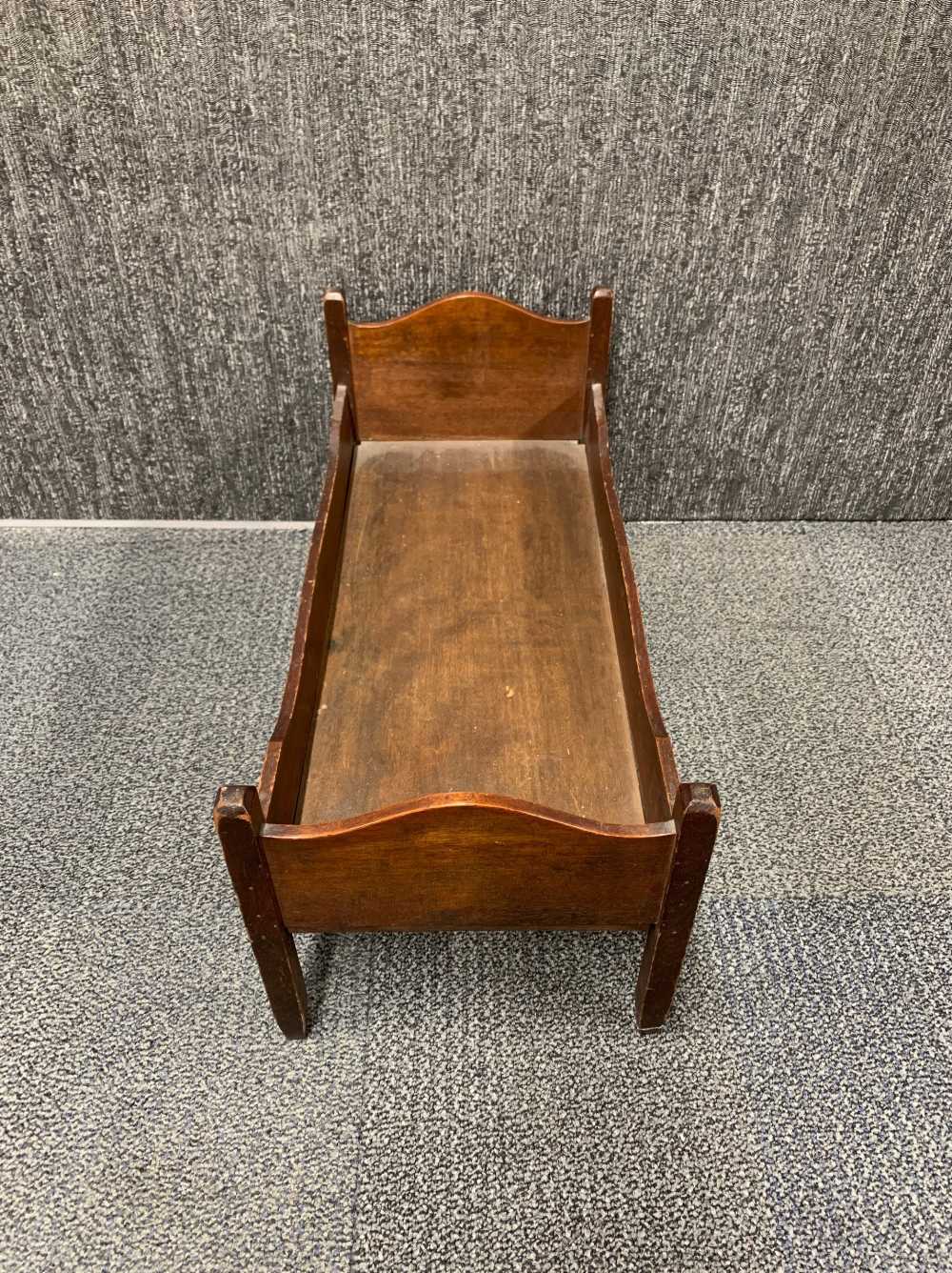 A Victorian mahogany dolls bed, 62 x 29 x 32cm. - Bild 2 aus 2