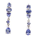 A pair of 925 silver drop earrings set with tanzanites, L. 3cm.