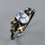 A 925 silver ring set with sapphires and blue topaz, (Q).